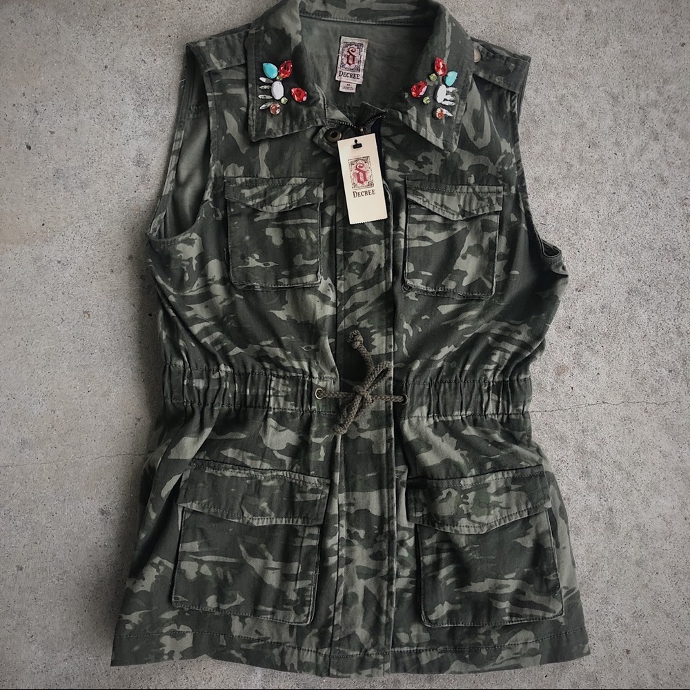 Decree embellished utility vest // CAMO // (M) NWT